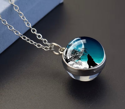 Howling wolf pendant necklace