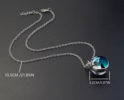 Howling wolf pendant necklace